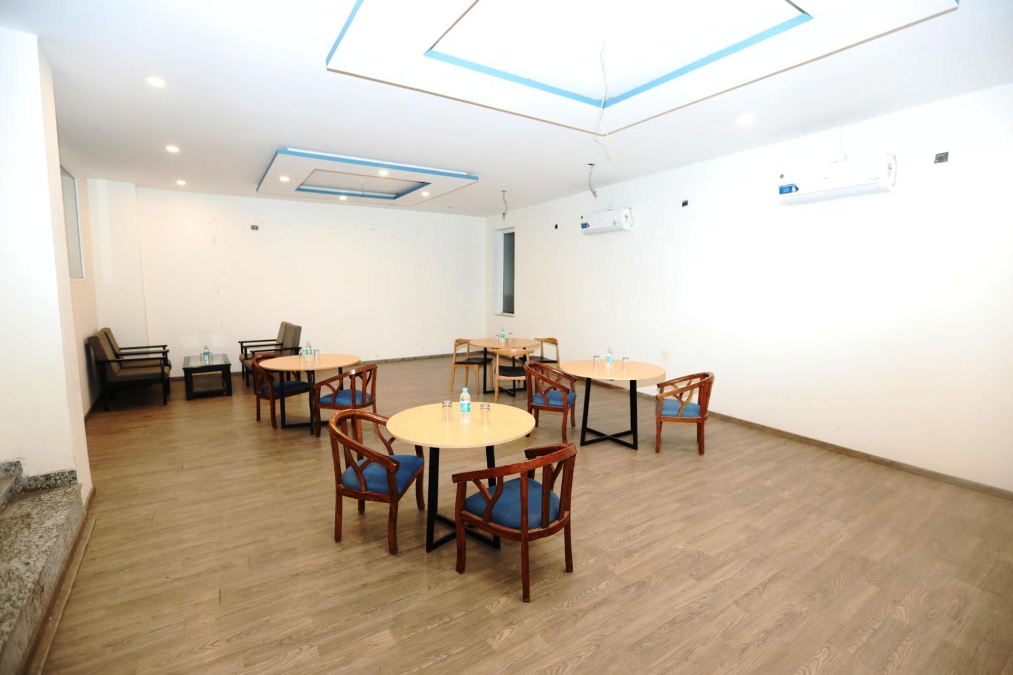 Hotel Noida Grand Sec 58 Exterior photo