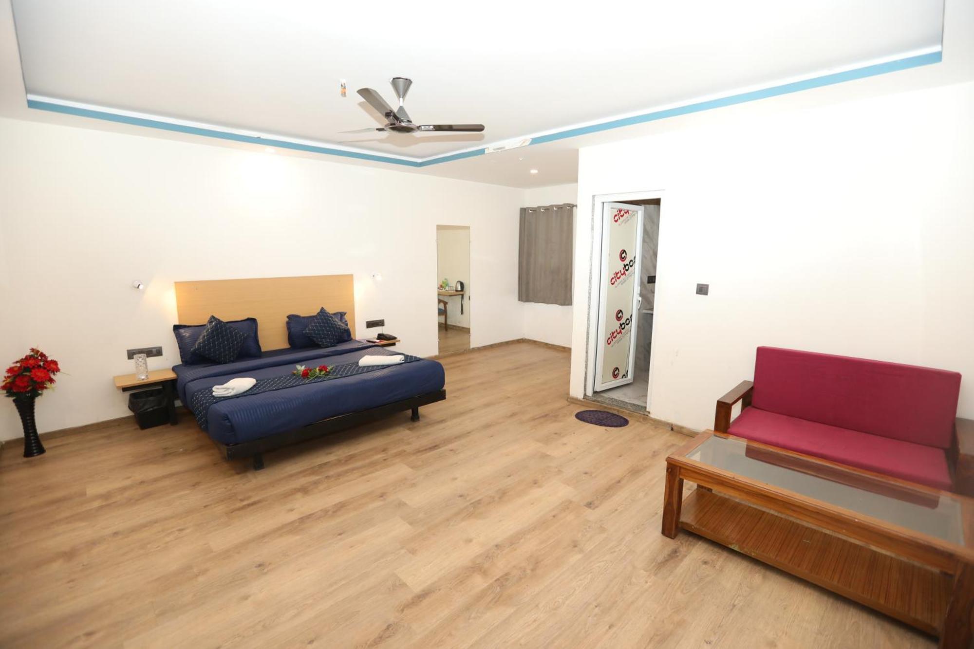 Hotel Noida Grand Sec 58 Exterior photo
