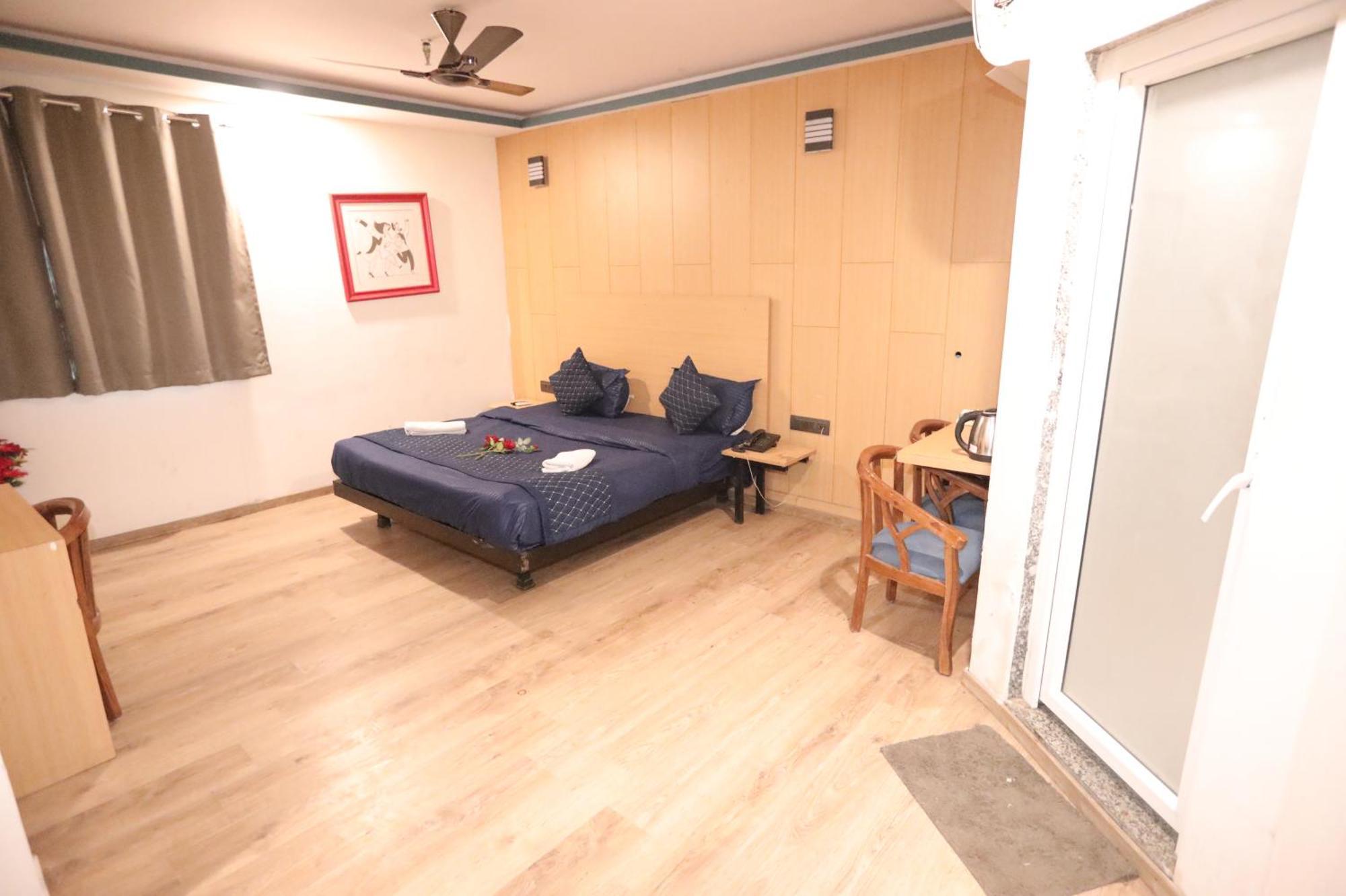 Hotel Noida Grand Sec 58 Exterior photo