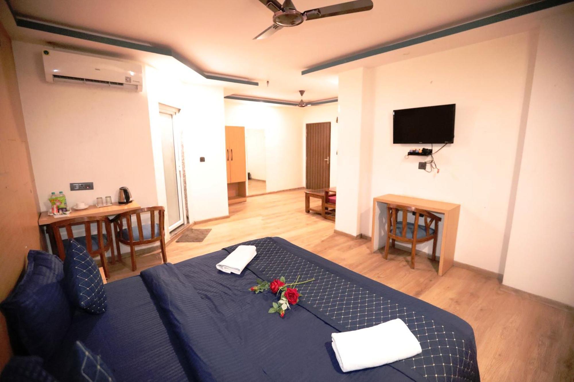 Hotel Noida Grand Sec 58 Exterior photo