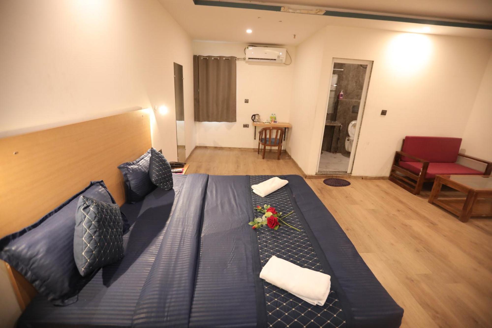 Hotel Noida Grand Sec 58 Exterior photo