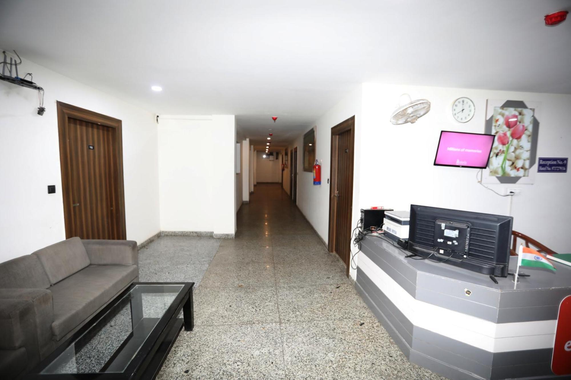 Hotel Noida Grand Sec 58 Exterior photo