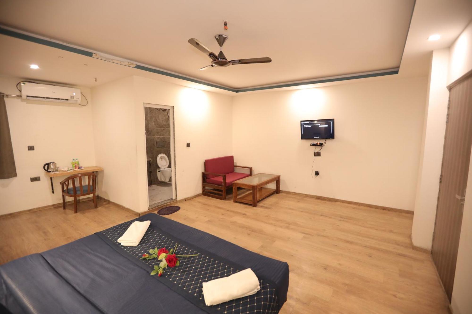 Hotel Noida Grand Sec 58 Exterior photo