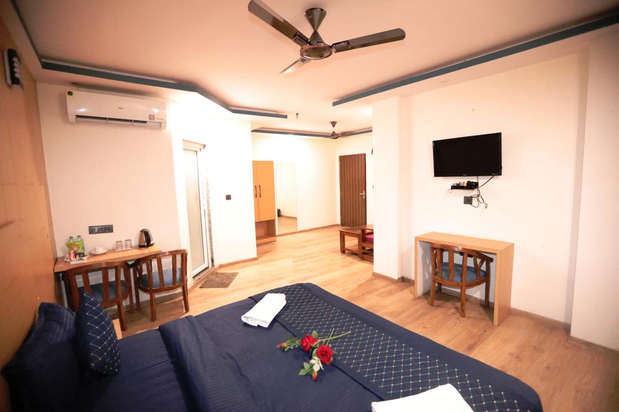 Hotel Noida Grand Sec 58 Exterior photo
