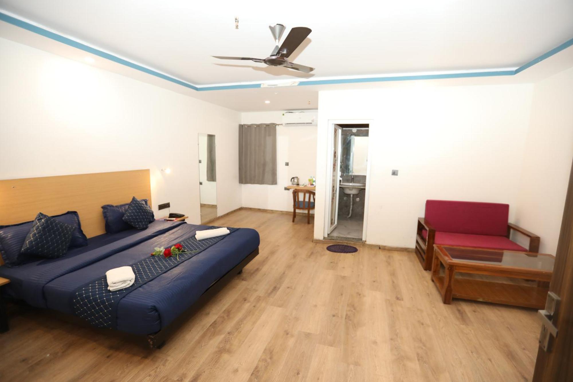 Hotel Noida Grand Sec 58 Exterior photo
